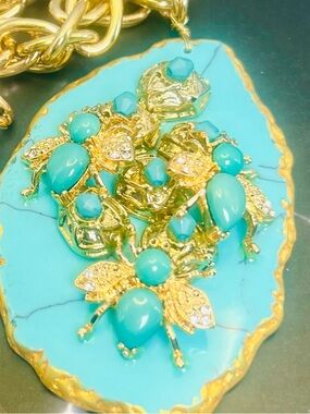 MIA Gold tone chunky chain Turquoise Bees & Gem Necklace with Teardrop Studs Set